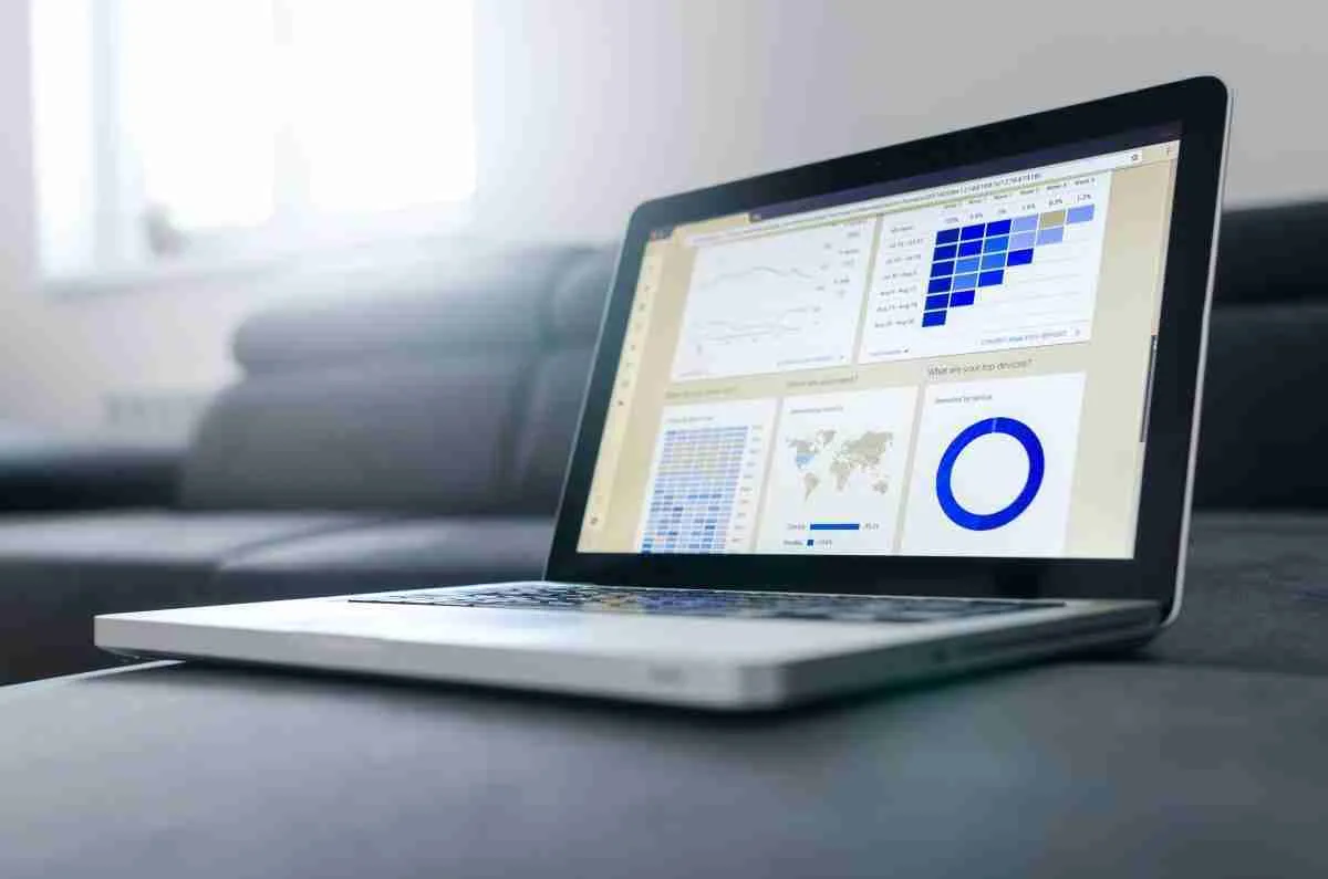 Laptop con un panel de gráficas y datos en pantalla